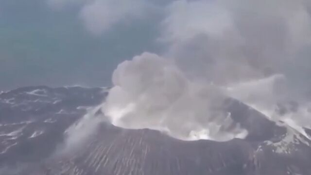 日本西之岛火山喷发,灰色烟柱高达1500米