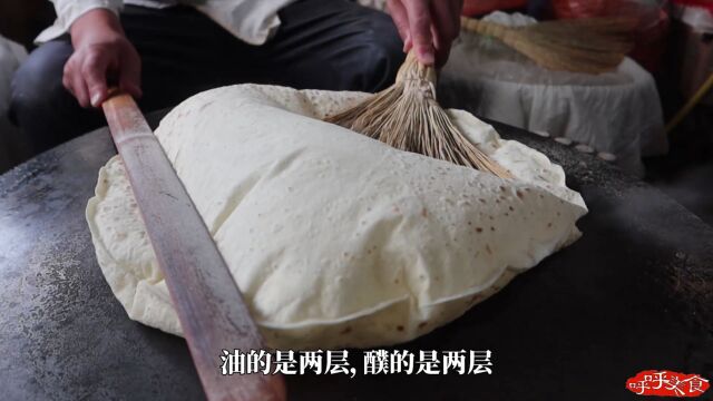 潍坊80后大叔做醭饼,用笤帚扫鼓成气布袋,一张6两卖3元供不应求