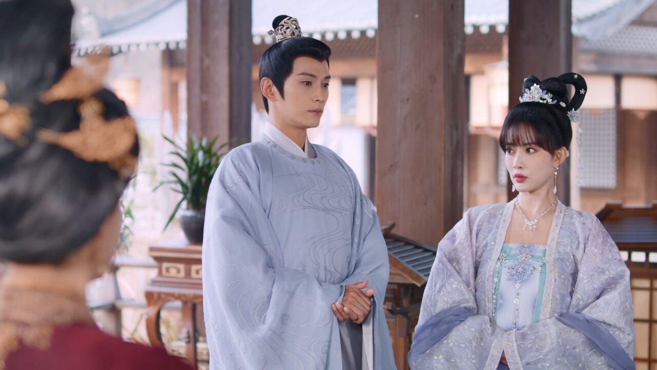女孩被困在皇宫,太子帮她博得太后欢心,谁知太后乱点鸳鸯谱