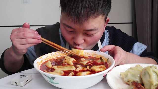 做大家点的香菜牛肉馅饺子,一碗酸汤,一盘煎饺,就是香