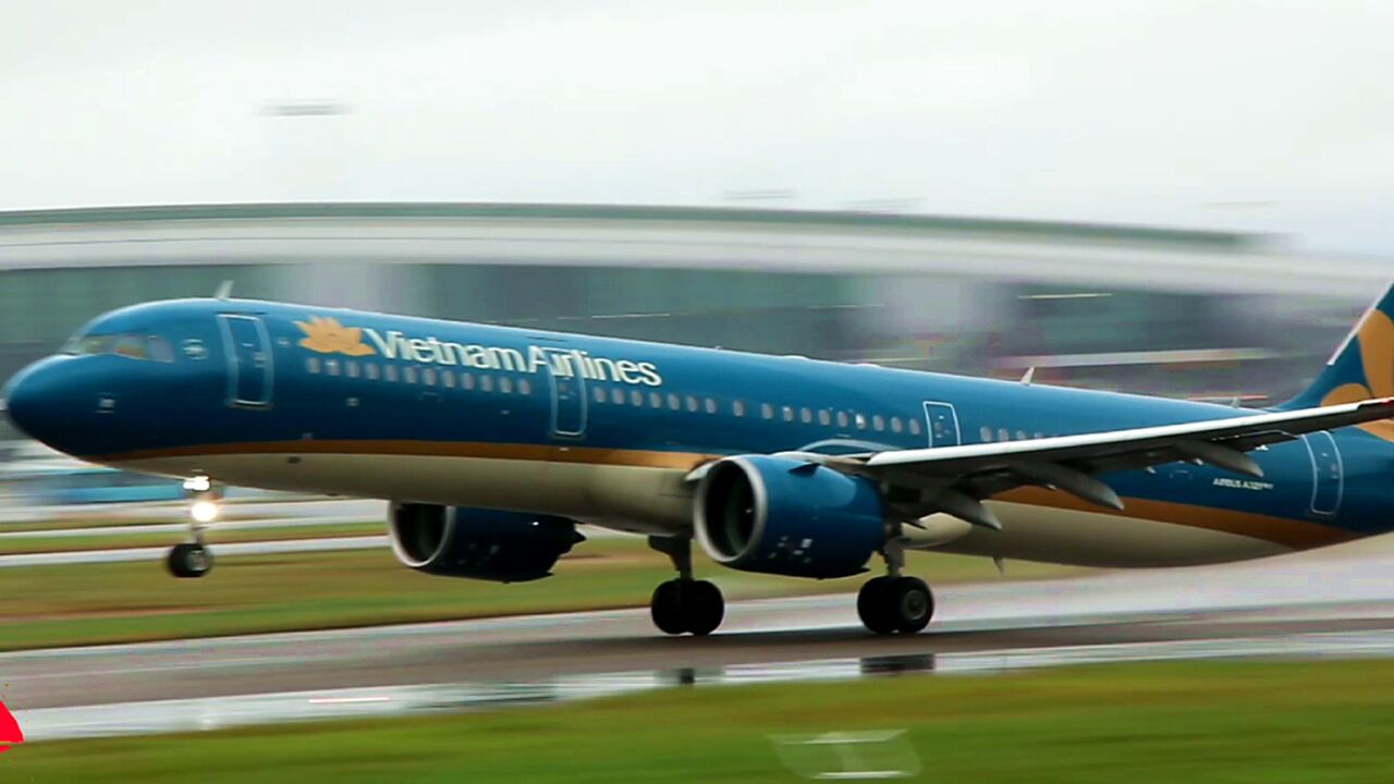 实拍越南航空空客321飞机侧风降落 雨中吹水起飞,机长有两把刷子