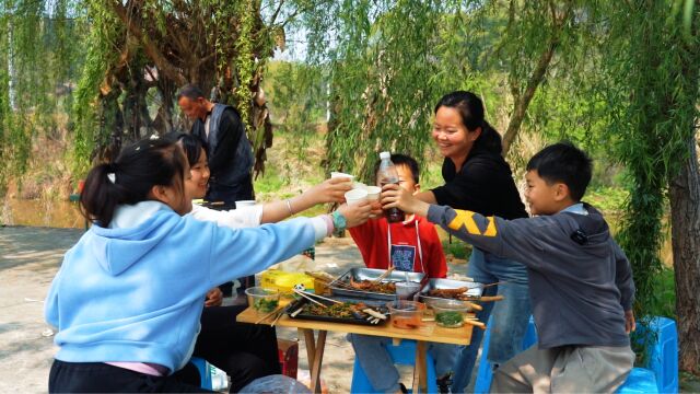 春天当然要吃烧烤啦,朋友约上一起户外烧烤,吃爽了