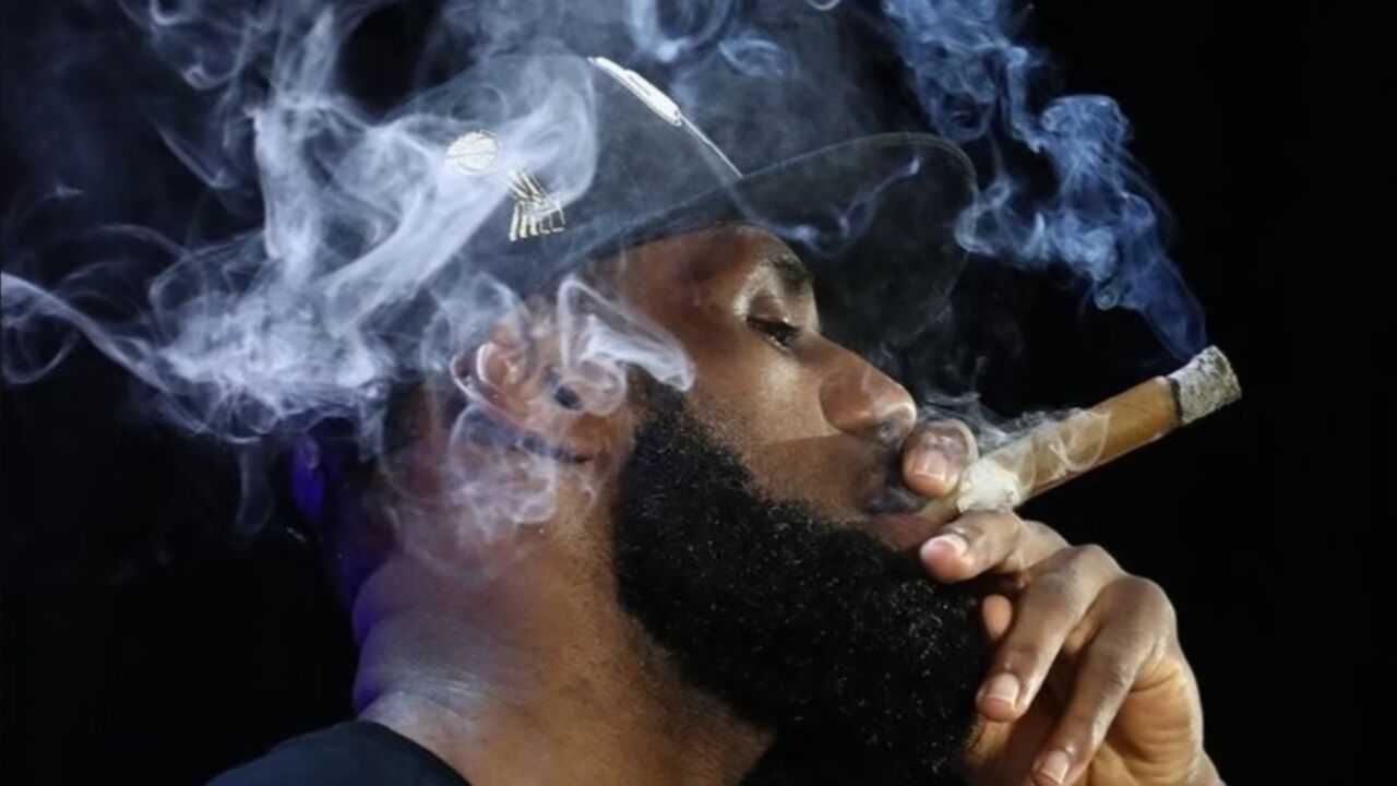 湖人夺冠三周年!詹姆斯转发抽雪茄庆祝照:多美妙的一段时光