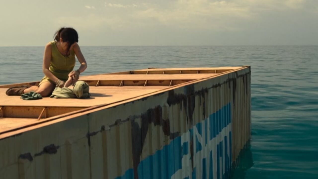 女人被困海中七天,期间独自生了一个孩子《无处逢生》