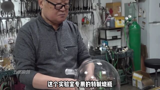 取进口玻璃做材料,工匠多次吹气调整轮廓外形,制作成实验室器皿