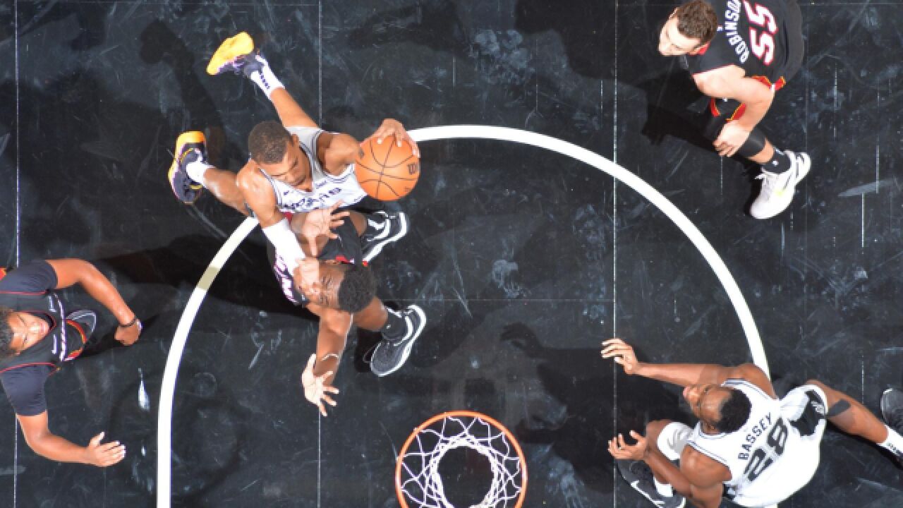 季前赛十大扣篮:爱德华兹超远滑翔劈扣 文班亚马逆天左手隔扣