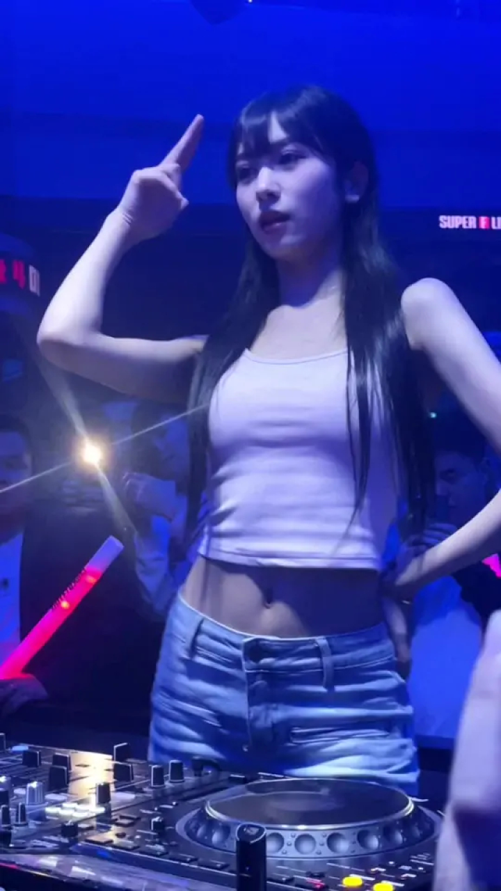 把好看打在公屏上#奶栗 #纯欲天花板 #dj小姐姐 #义乌art酒吧