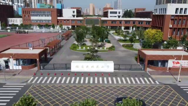 “同升一面旗 共筑爱国情”淄博职业学院国旗护卫队走进北苑小学