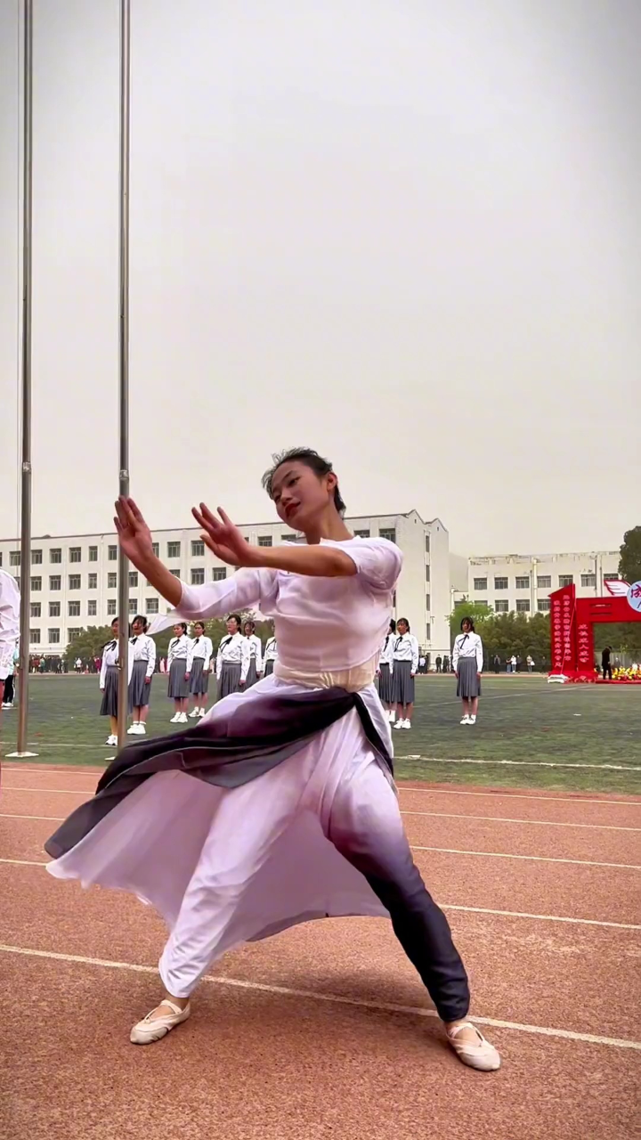 泾川一中2023届高三学生成人礼仪式(节目表演花絮)