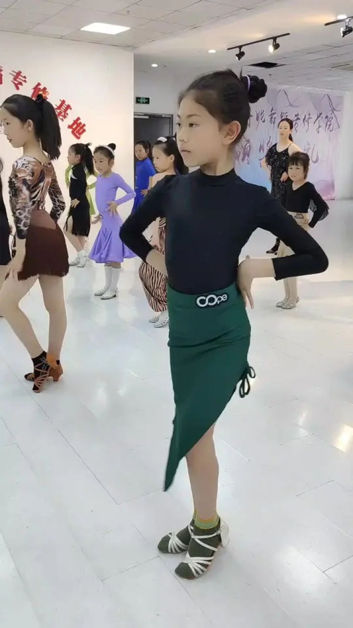 拉丁舞 #舞蹈 #小女孩跳拉丁舞视频 #努力孩子会发光 #舞蹈课堂随拍