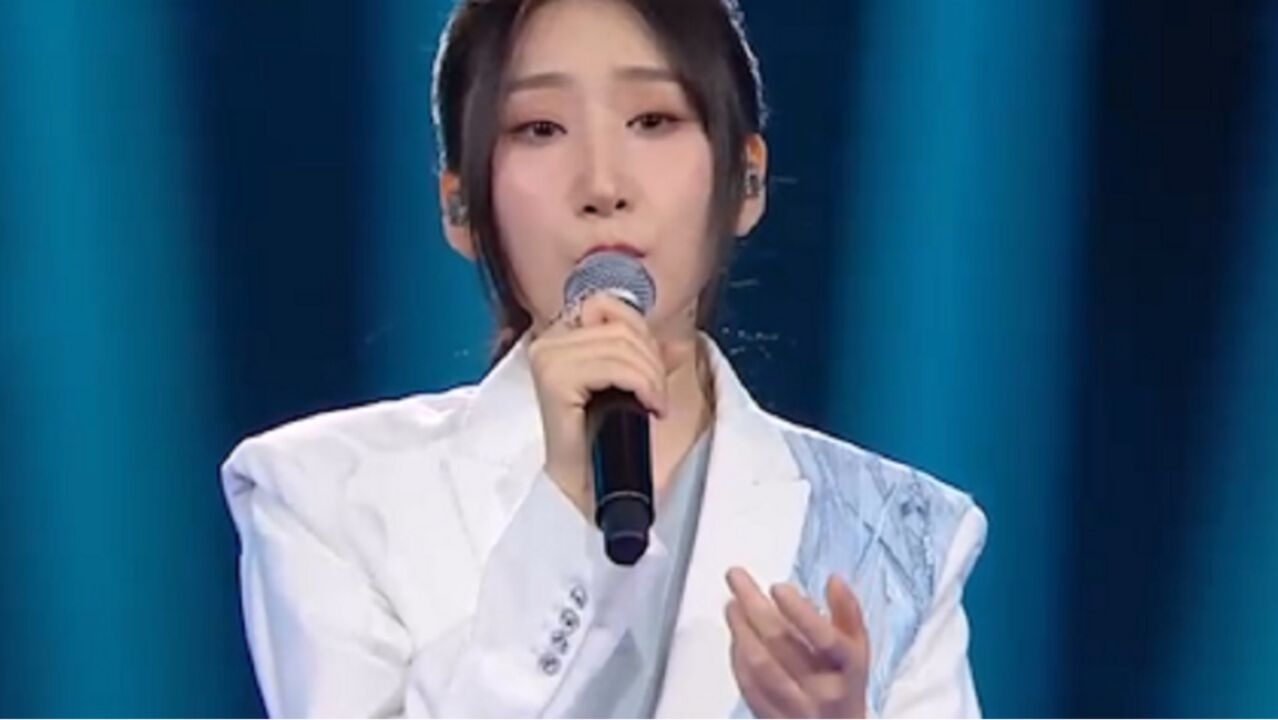 邓寓君演唱《青花瓷,清澈的嗓音,声声醉人心!