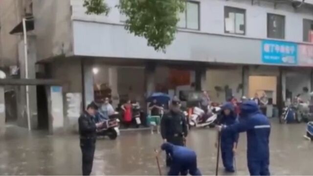 安徽安庆暴雨袭来城市内涝,消防人员紧急救援