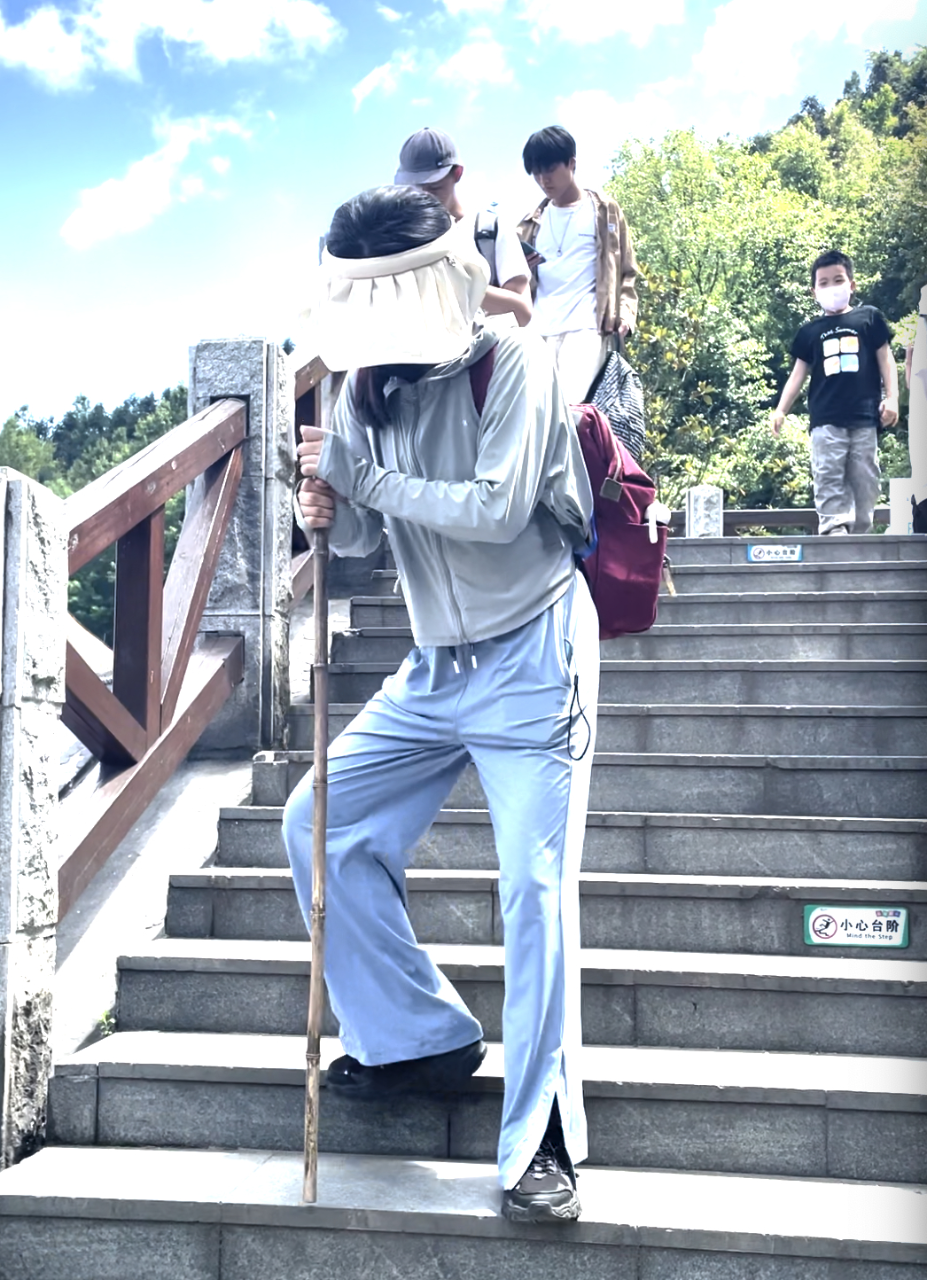 武功山游客下山姿势各异有人杵着棍子走起了螃蟹步
