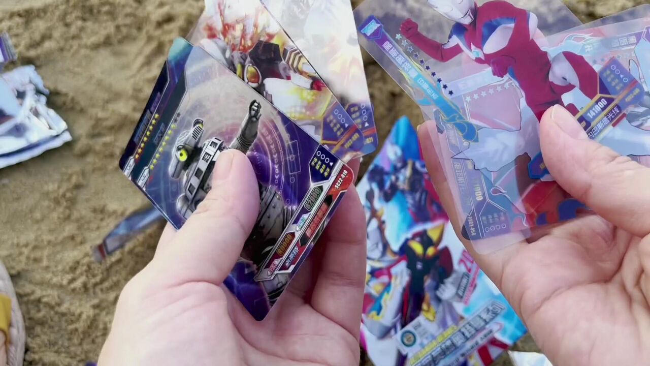 宝宝挖沙子挖到奥特曼卡,抽出or塔伊兰特怪兽