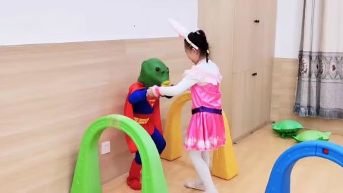 小超人变成了绿头怪，小舞闯过怪兽设下的关卡，救出小超人，小舞太勇敢啦！