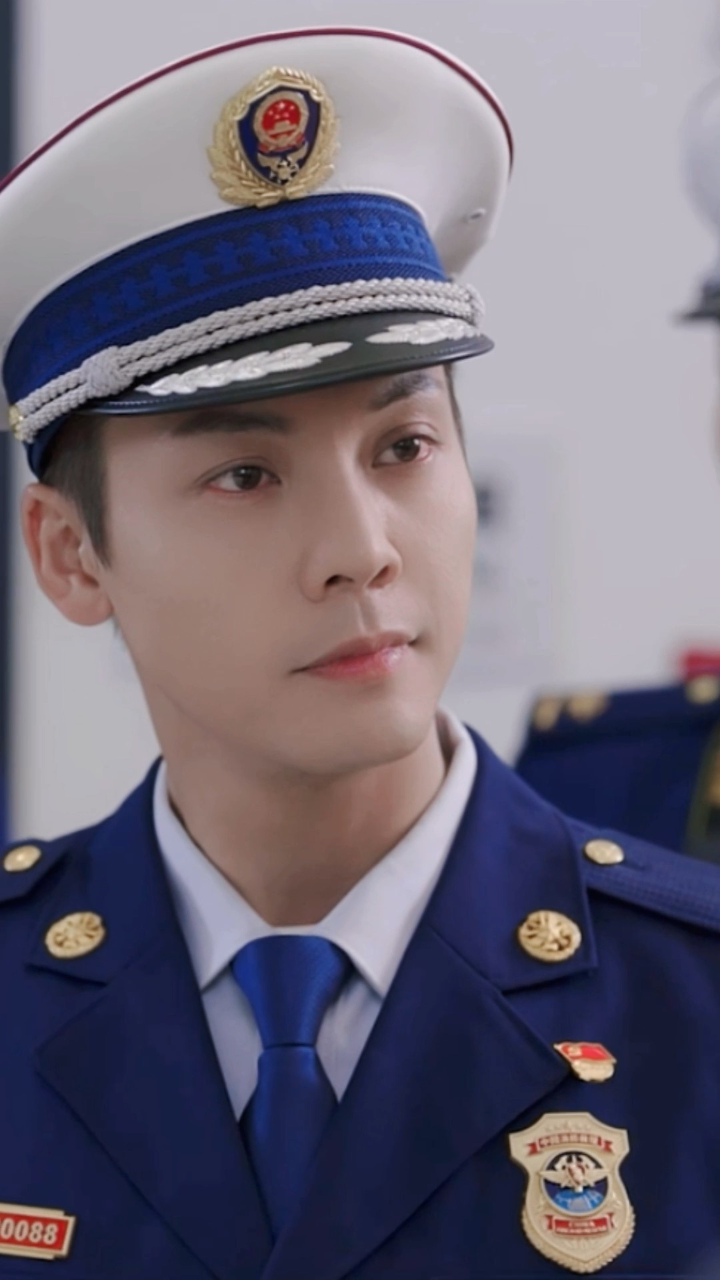 陈伟霆穿消防员制服超好看!电视剧《照亮你》每晚七点半播出