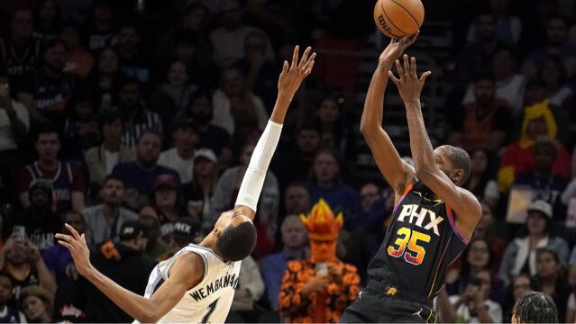 杜兰特26分上课失败达成一项里程碑！文班亚马18+8连续关键球，马刺20分逆转