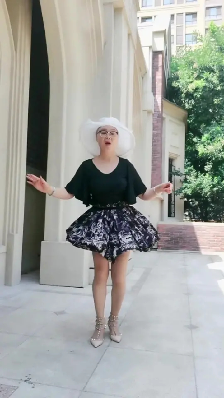 65岁大妈就爱穿短裙