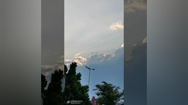 #晨曦 #这是我看到的天空 晨曦初露万道银,光芒刺杀尽阴晦