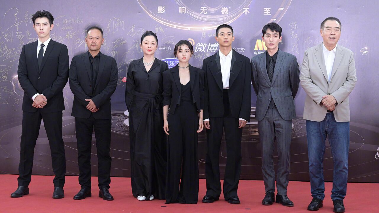 陈凯歌一家三口亮相红毯!张子枫再逃c位被陈红一把摁住