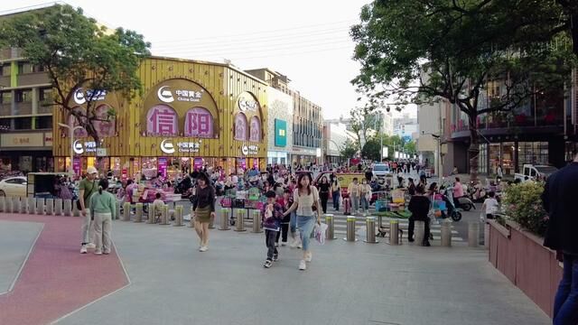 街拍信阳步行街街景!虽然没有那么多的大长腿,但是胜在小巧玲珑