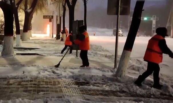 黑龙江七台河:暴雪影响客运停运,连夜清雪保畅通