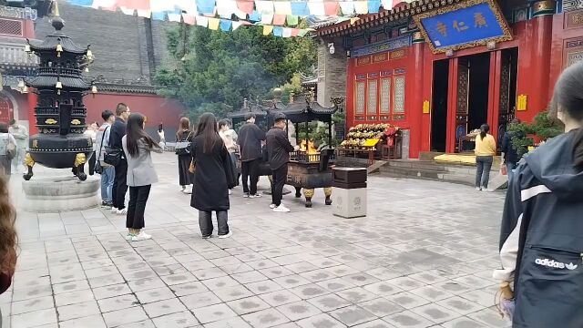 许多年轻人不约而同的来寺院游览,这座西安广仁寺一定有独特之处