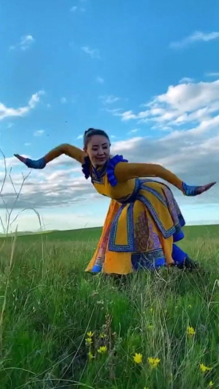 草原美女表演舞蹈,最后这个动作,难度太高了!