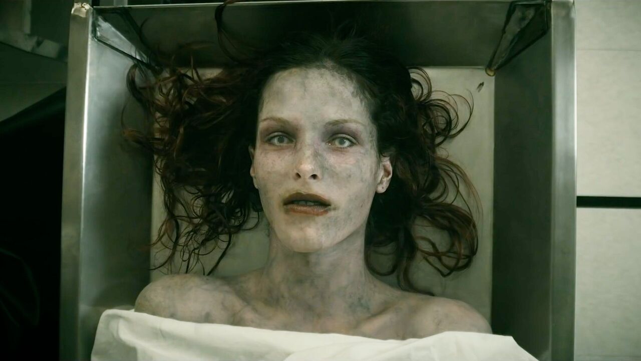 好色男人和女尸接吻,结果惨遭报应!恐怖短片《尸吻》