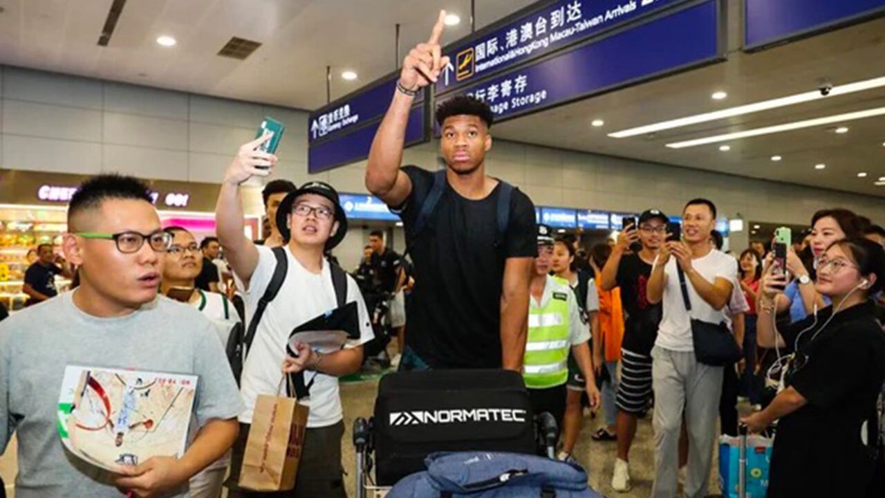 字母哥开启中国行!7月5日凌晨抵达广州,球迷在酒店门口高呼mvp