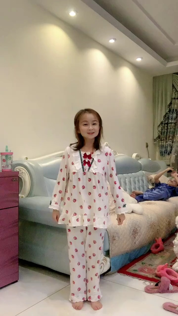 好久不见 想你们么么哒记得双击关注咯 么么哒#樱桃红之袖珍妈妈