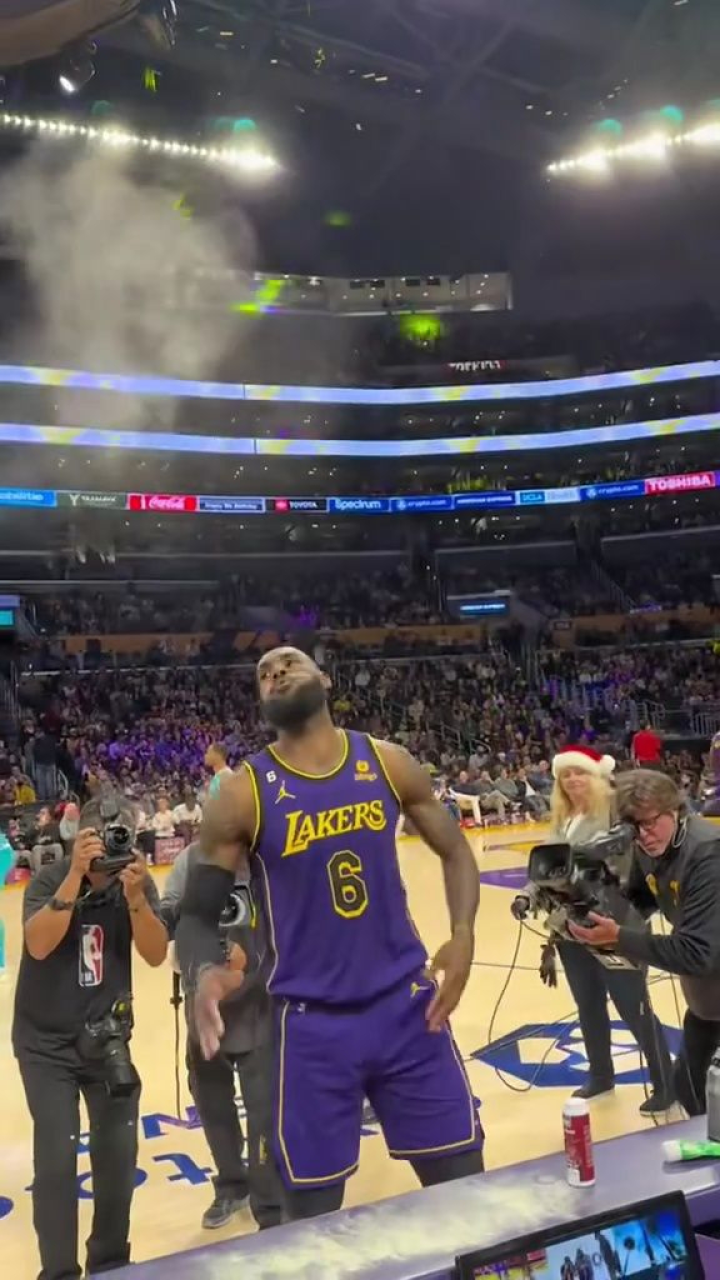 超清近距离看詹姆斯抛镁粉#詹姆斯#铁铁的nba特辑#洛杉矶湖人队总冠军