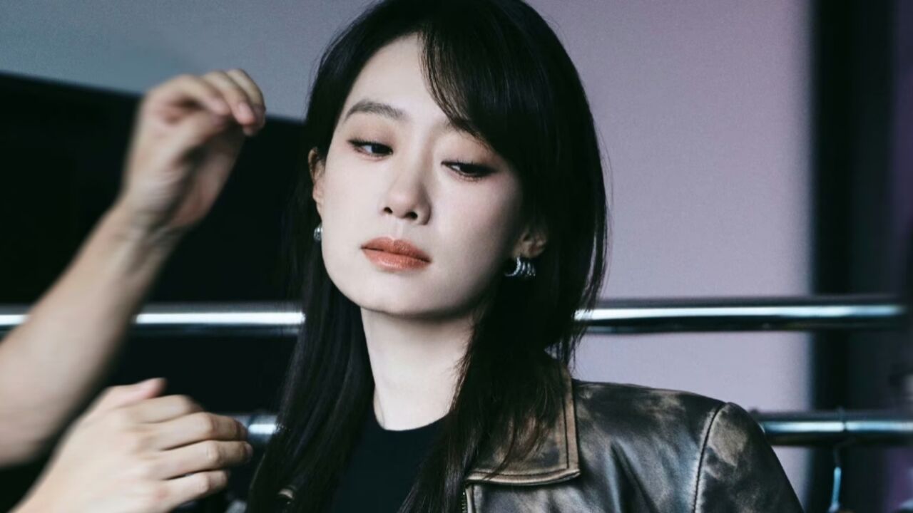 张小斐《拯救嫌疑人》路演,穿皮衣又飒又美,身材优越大秀腹肌