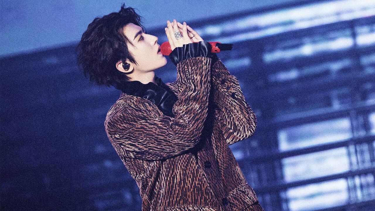 蔡徐坤演唱会如期举行!网友为其写提词器,粉丝迷惑发言成小丑