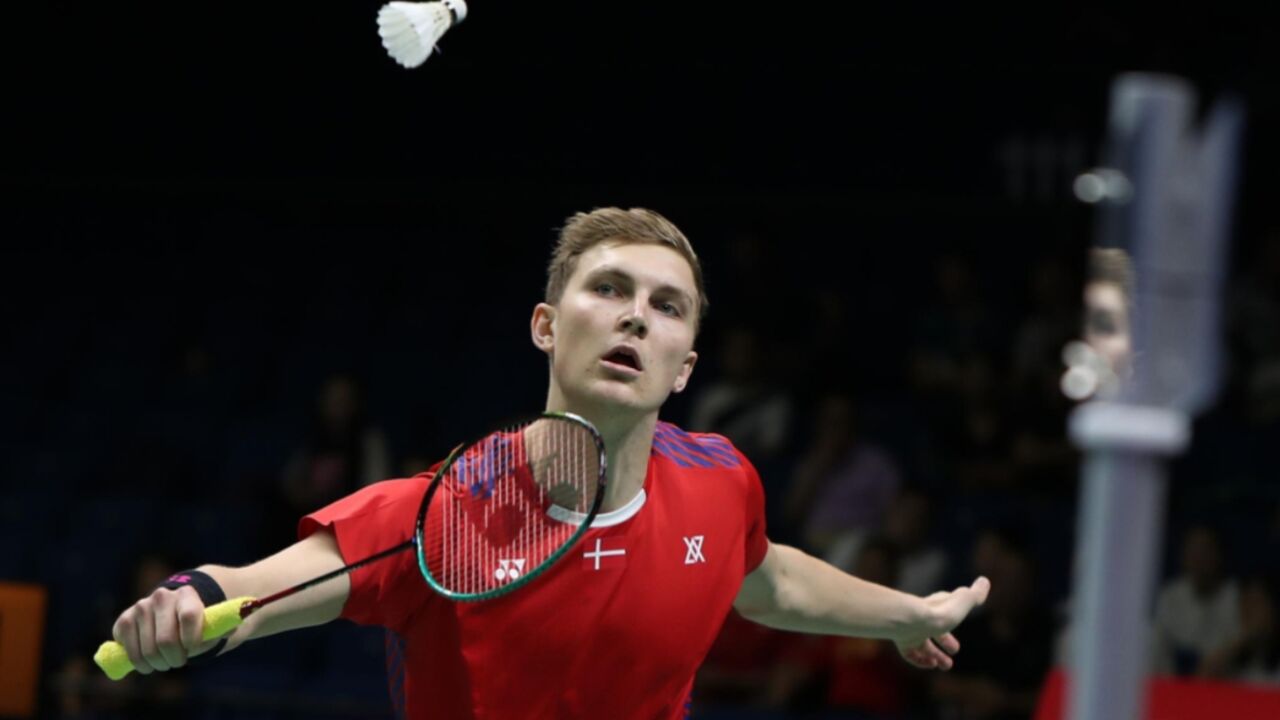 安赛龙对阵桃田贤斗,当初两人势均力敌但在经过一系列变故后,桃田逐渐