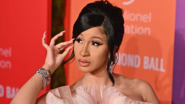 CardiB被观众泼水怒砸话筒,不愧是干架女王