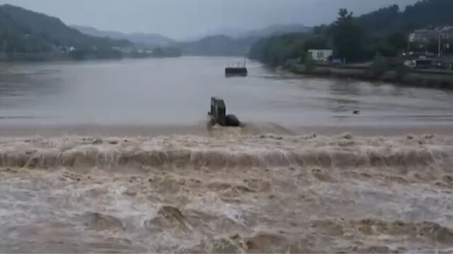 安徽潜山暴雨致道路塌方,当地紧急抢险