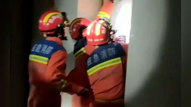 云南文山,电梯故障导致15人被困,消防员紧急营救