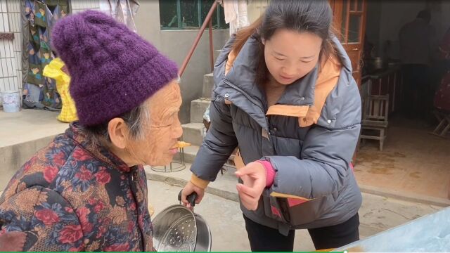 妹妹欢聚一起,大妮请哥哥帮忙炸鸡头招待,出锅先让婆婆85岁尝尝