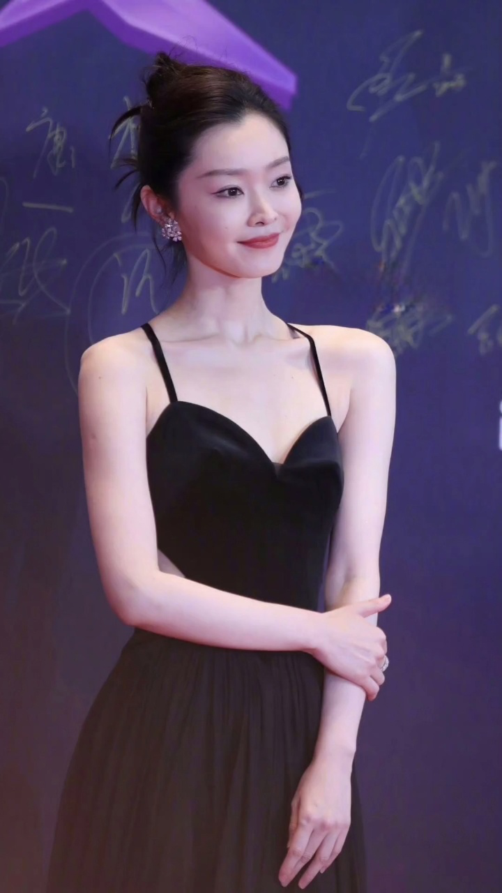 宋轶一身黑色吊带裙,肤白貌美,像一只优雅的黑天鹅