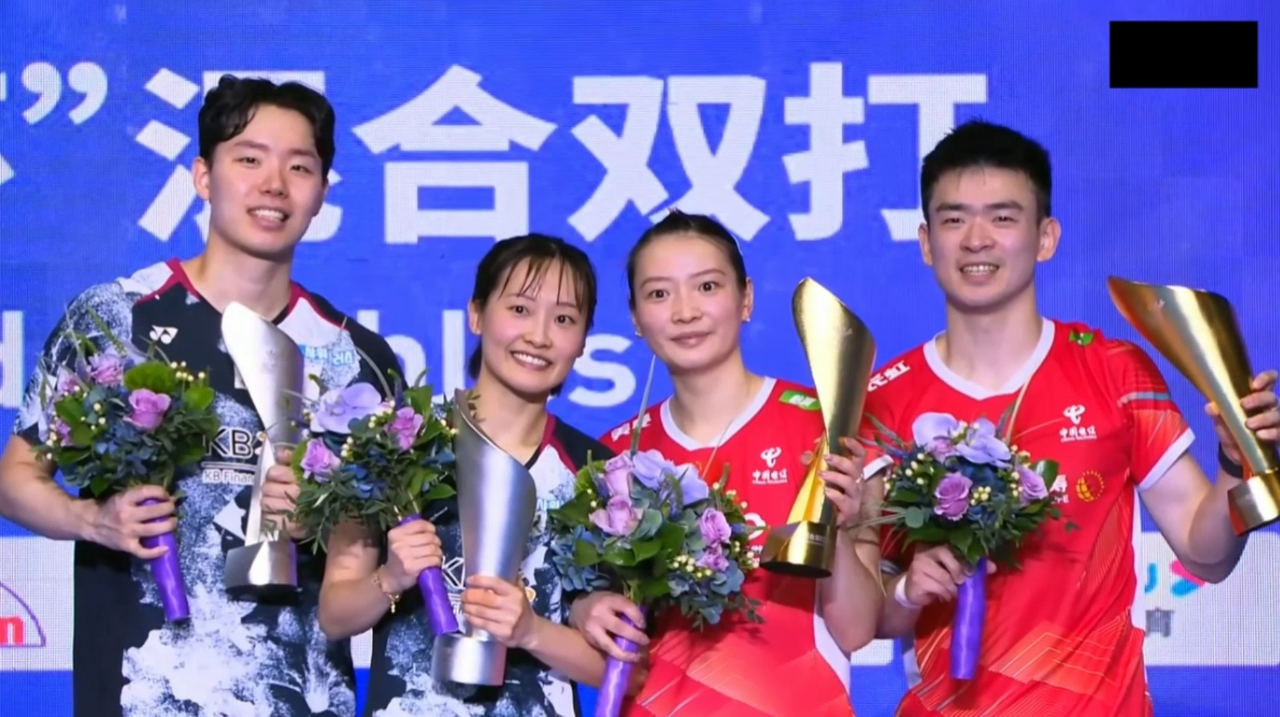 中国羽毛球大师赛混双颁奖仪式:郑思维/黄雅琼夺得赛季第6冠
