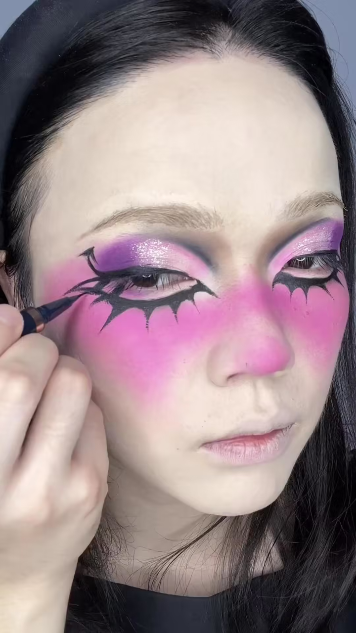 今天是甜酷小恶魔仿妆!原图作者是@小野朵朵 原画是@左蓝