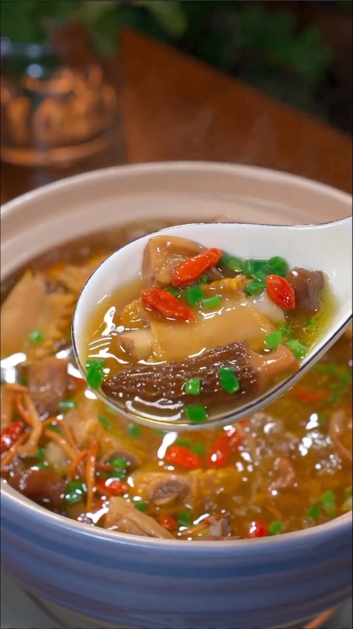 在家做个菌菇排骨汤,汤鲜味美,巨好喝