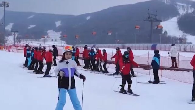 吉林:滑雪场开板迎客,“冰雪经济”带动周边产业升温