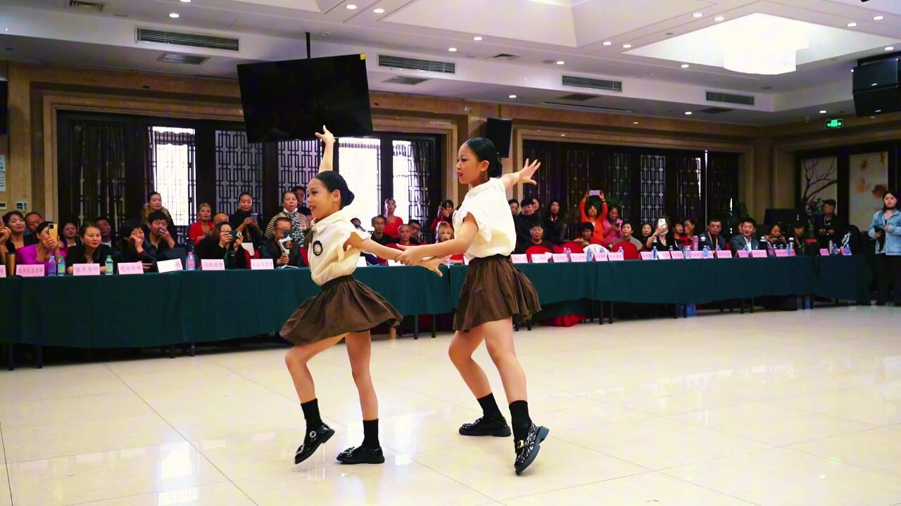 两个小朋友表演吉特巴《你笑起来真好看》活泼又可爱