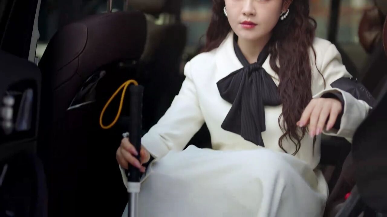 《盲心千金》由陈芳彤,代高政主演,讲了巨商独生女林心桐,父亲意外