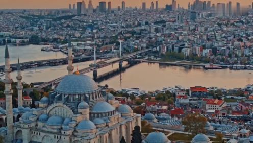 土耳其的城市伊斯坦布尔：双脚各踩亚欧两大洲，裤裆下是黑海出海口博斯普鲁斯海峡。千年前被称为君士坦丁堡。