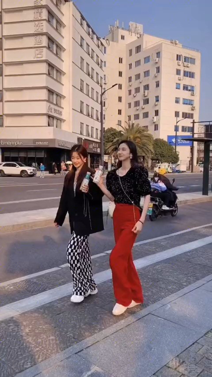 街拍闺蜜在一起的样子,舞蹈跳的那么自然,网友:堪称美女舞者!