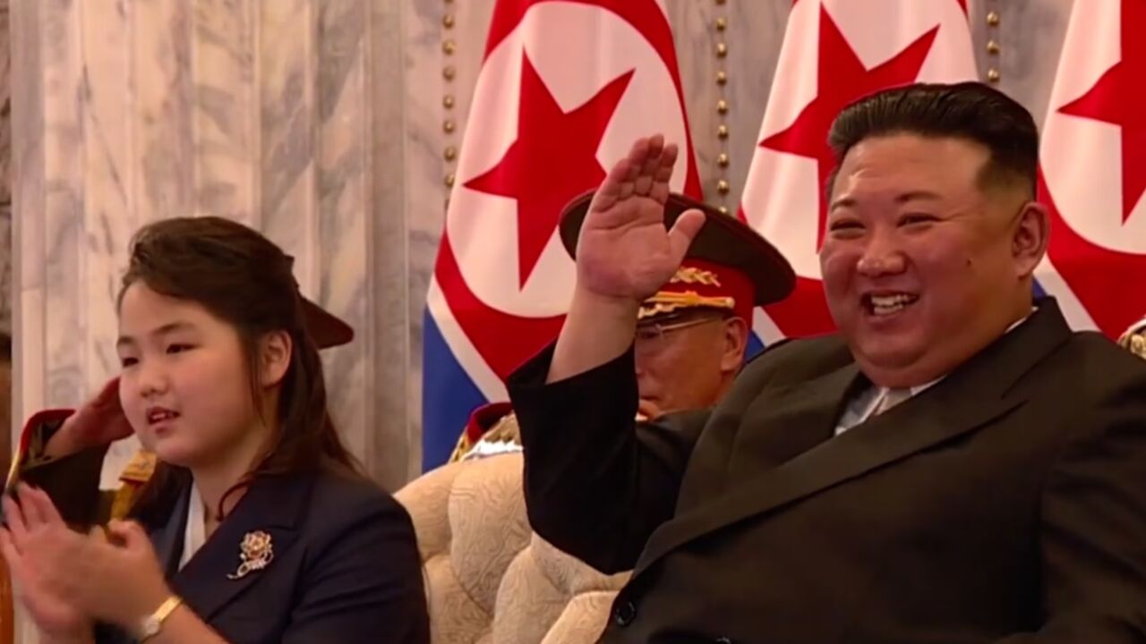 现场视频：朝鲜举行国庆75周年阅兵金正恩携女儿出席，多次挥手致意 腾讯视频}