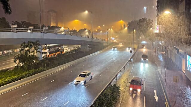 遭“世纪暴雨”后香港再发暴雨警告信号,全港停课